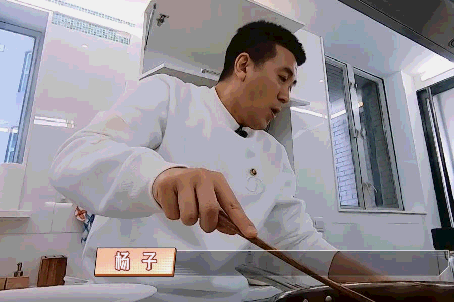 杨子45岁却第一次做饭看到最后的成品连儿子都吐槽说不正常