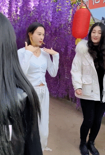 大衣嫂牛仔裤上全都是泥巴,鞋子也很不干净,真是没见过大衣哥夫妇有