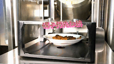 自动炒菜机器人的确方便,主持人刚回到座位,就已经开始上菜了.