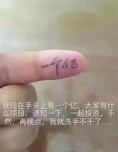 冰箱姐GIF：用手臂撑起两个女生，算什么英雄好汉！有种试试用下肢