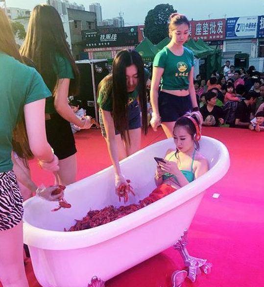 冰箱姐GIF：用手臂撑起两个女生，算什么英雄好汉！有种试试用下肢