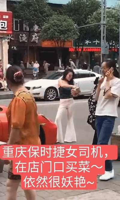 重庆保时捷帽子姐再亮相座驾换成法拉利豪横不减当年