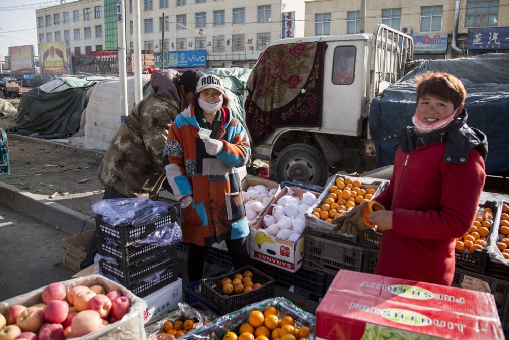 夫妻离家4千里卖水果 只为在城里买房