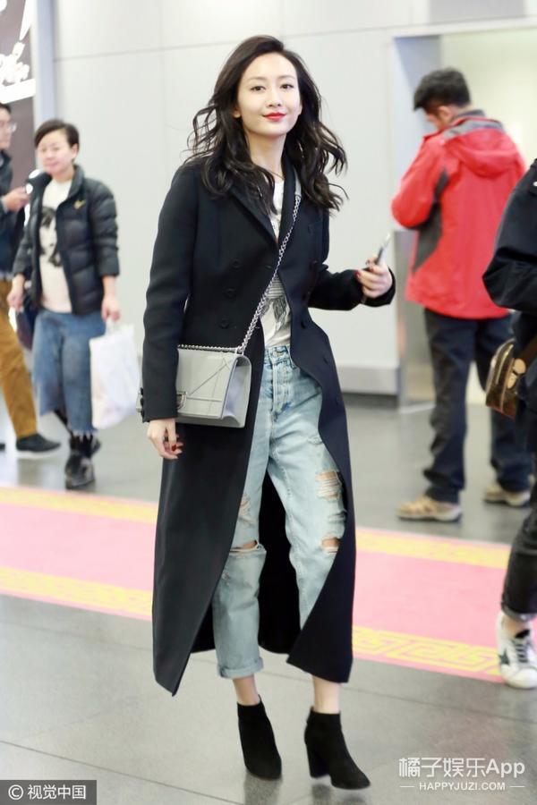 王鸥机场秀:端饮料也是性感红唇大美鸥!