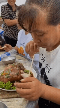 女车主撞倒外卖骑手,又一路倒入早餐店