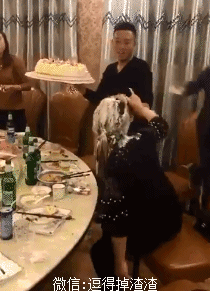 搞笑gif段子:偷拍有危险,再拍我骂你啊!