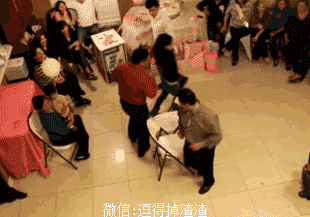 搞笑gif段子:偷拍有危险,再拍我骂你啊!