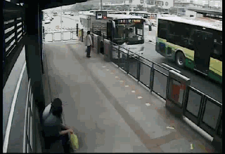 小伙横穿马路,翻越栏杆