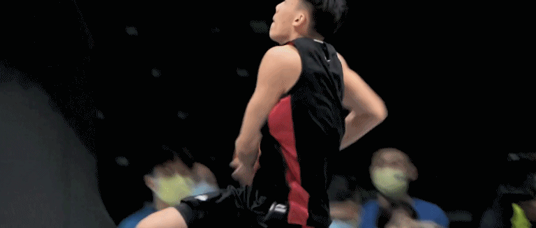 汤杰第一个出场,第一个动作是个简单的起跳暴扣,展现出自己的爆发力