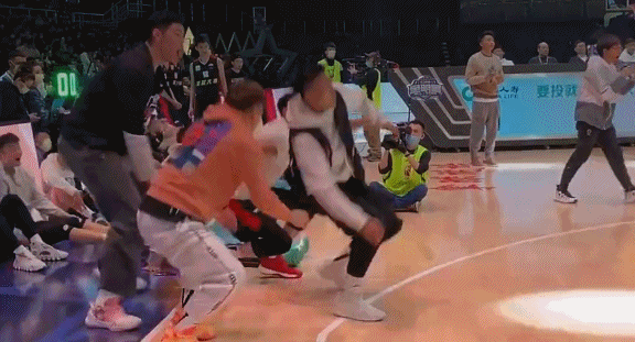 杜锋和胡明轩掉水里你先救谁赵睿回答太逗了高诗岩正好相反