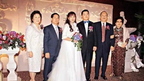 2002年这对苦尽甘来的恋人如愿步入婚姻的殿堂,婚礼非