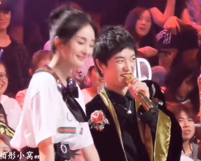 整个活动内容不少,总结来看就是:逛蜡像馆 #华晨宇和杨幂蜡像合影