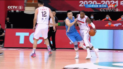 从场上的防守来看,两队也是卯足了劲,比如王骁辉造成威姆斯进攻犯规