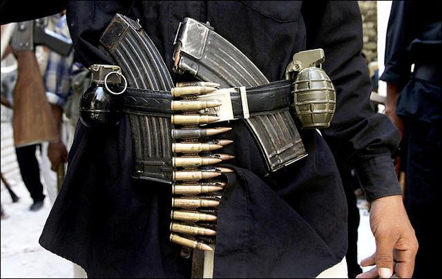 美大兵假装打仗骗补助:对着空房开火_腾讯军事