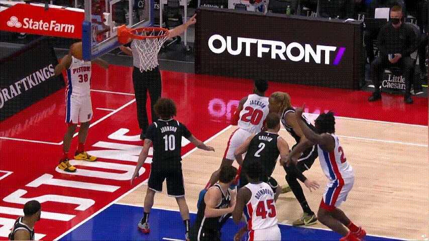 哈登回来后,篮网慢慢的掌握了场上的主动,分差被拉开到10分左右.