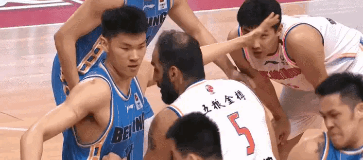 我们从上图可以看出,哈达迪在与范子铭争抢位置时身体接触后痛苦倒地.