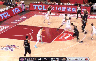 比如这次进攻,自己持球抛投未果后,张镇麟连续三次起跳拼下进攻篮板