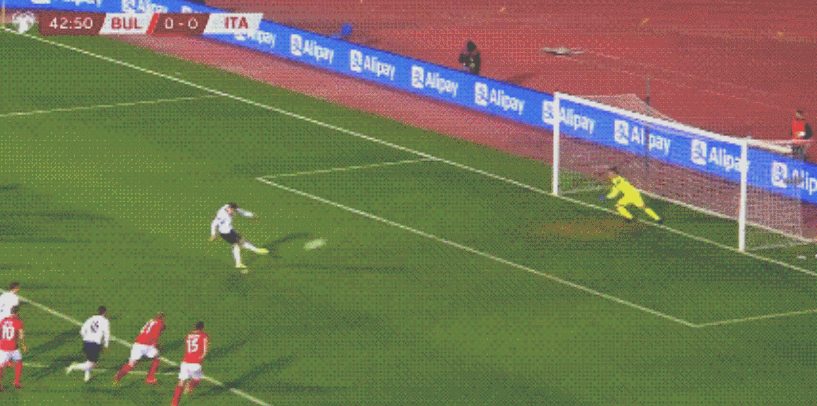 第42分钟,因西涅直传,贝罗蒂前插时被迪莫夫放倒,裁判吹罚点球.