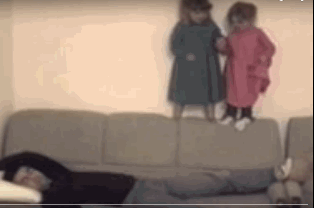 小孩子嘛 总会有些难以理解的行为 你气得要死 他却能笑嘻嘻的