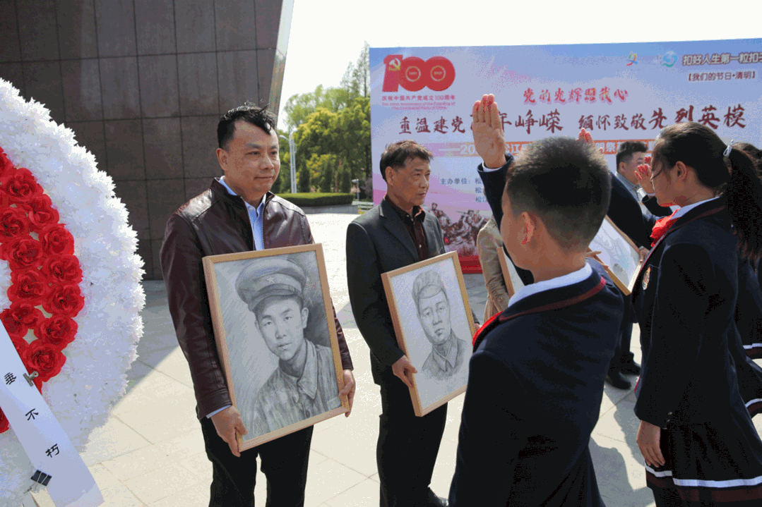 家协会画家创作的烈士邹志淑的人物水彩画像赠送给烈士的外孙吴国权