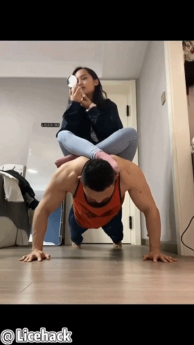 然后再一下一下撑起身体,直至回归初始位置,期间女友犹如女王一样