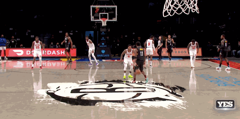 整场比赛,欧文28投15中,三分球12中5,拿到了40分7助攻2篮板1抢断,疯狂