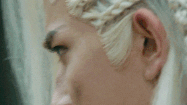 明明那么温润如玉的一个人,沾点血,发一乱,再来个狠厉的眼神,杀气就