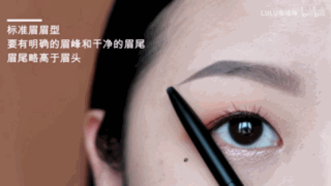 圆脸一般脸上有肉感,会显得钝钝的,如果搭配一个欧式眉,则会增加面部