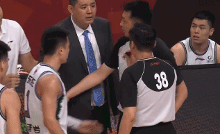 巩晓彬冲向底线,2名裁判拉