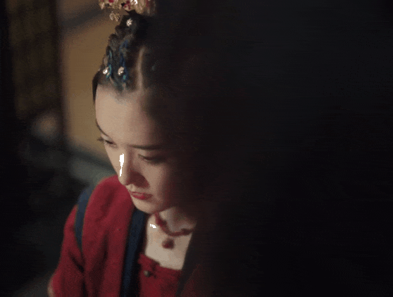 我们的娇憨夏莹莹,穿上红嫁衣,好看得不要不要的,红嫁衣绝美,头冠也