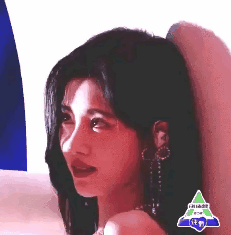 鞠婧祎《创造营4》抛媚眼,遭选手无视?拍戏这样营业早