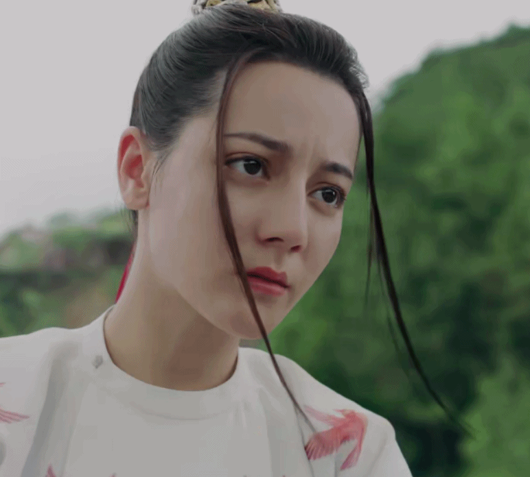 比如热巴的脸比例更长,更男相,佟丽娅和娜扎的脸都还属于在女性轮廓