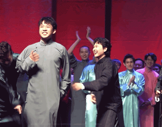 张九龄当众给郭德纲下跪磕头封箱演出遭吐槽网友像皇子登基