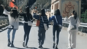 搞笑gif:都别跟我抢,右二左二小姐姐都是我的,谁抢我跟谁急!