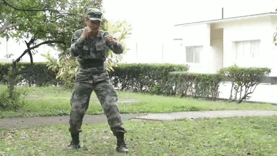 06 动作要领:在格斗式的基础上,重心移至左脚,左腿支撑,微屈,左膝