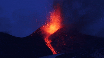 冰岛法格拉达尔火山持续喷发