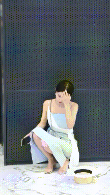 搞笑gif趣图:漂亮妹子在路边忙着自拍,也能收到路人