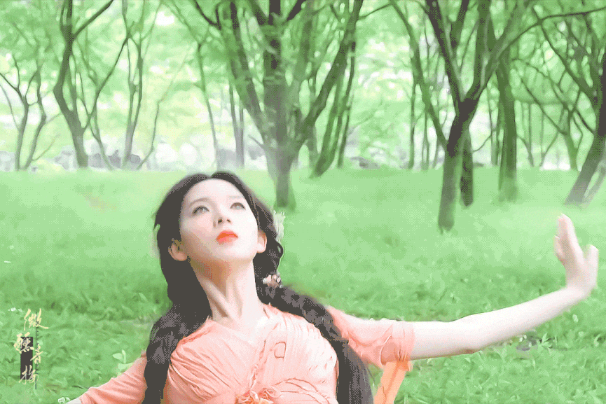 指如削葱根,口如含朱丹,眉如黛蛾,剪水秋瞳,楚腰纤细,妍姿俏丽,灵动得