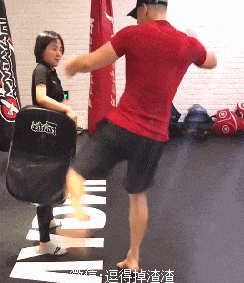 搞笑gif段子67头一次见到一边抽烟一边自拍的汽车