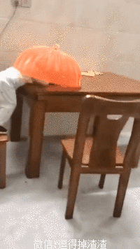 搞笑gif段子看着老公送我的钻戒考虑让他跪键盘还是搓衣板