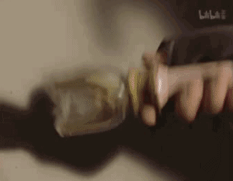 小王总是幻想自己变身迪迦奥特曼,对阵被强化的 怪兽,两腕于前方交叉