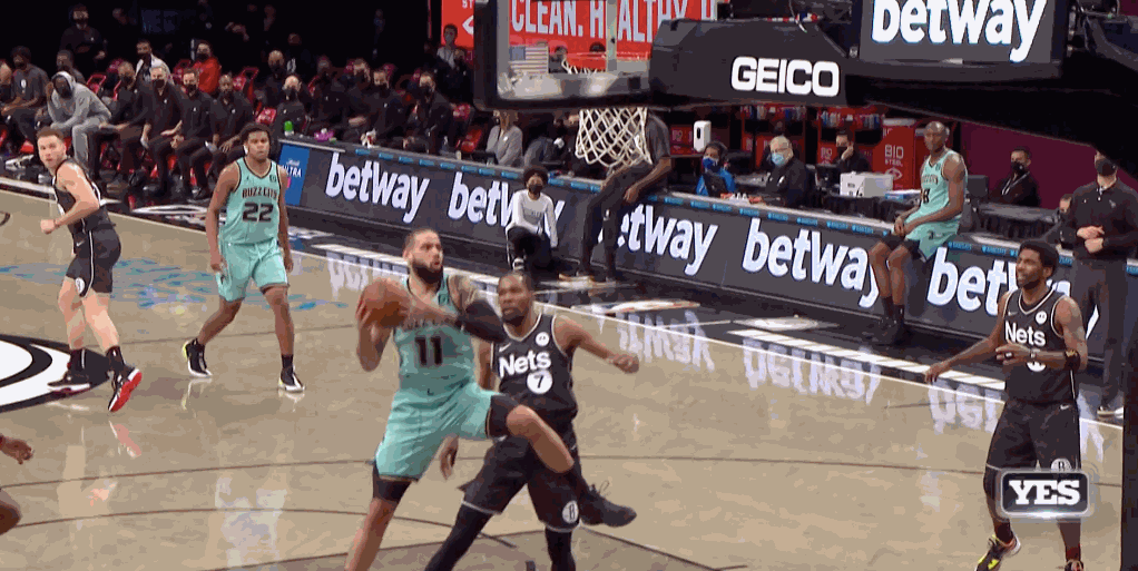 北京时间4月17日,nba常规赛篮网对决黄蜂.