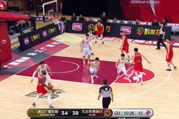 第三节是广厦反超的一节,胡金秋单节拿到12分8篮板,第四节胡金秋继续