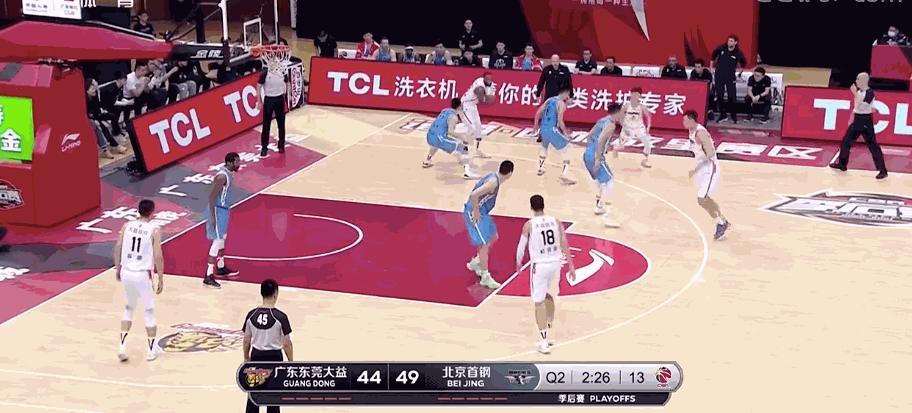 争议判罚北京悍将被吹假摔无奈苦笑王骁辉顶防威姆斯吃闷亏
