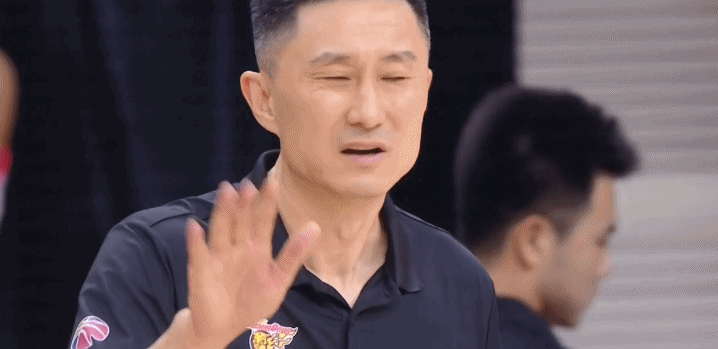 杜锋苦笑摇头!广东挑战成功,闫军给了球权,为何他还是