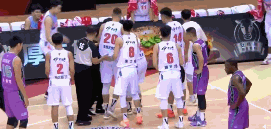 于德豪6犯齐麟意外崴脚比赛焦点新疆队和山东队历史上共交手51次