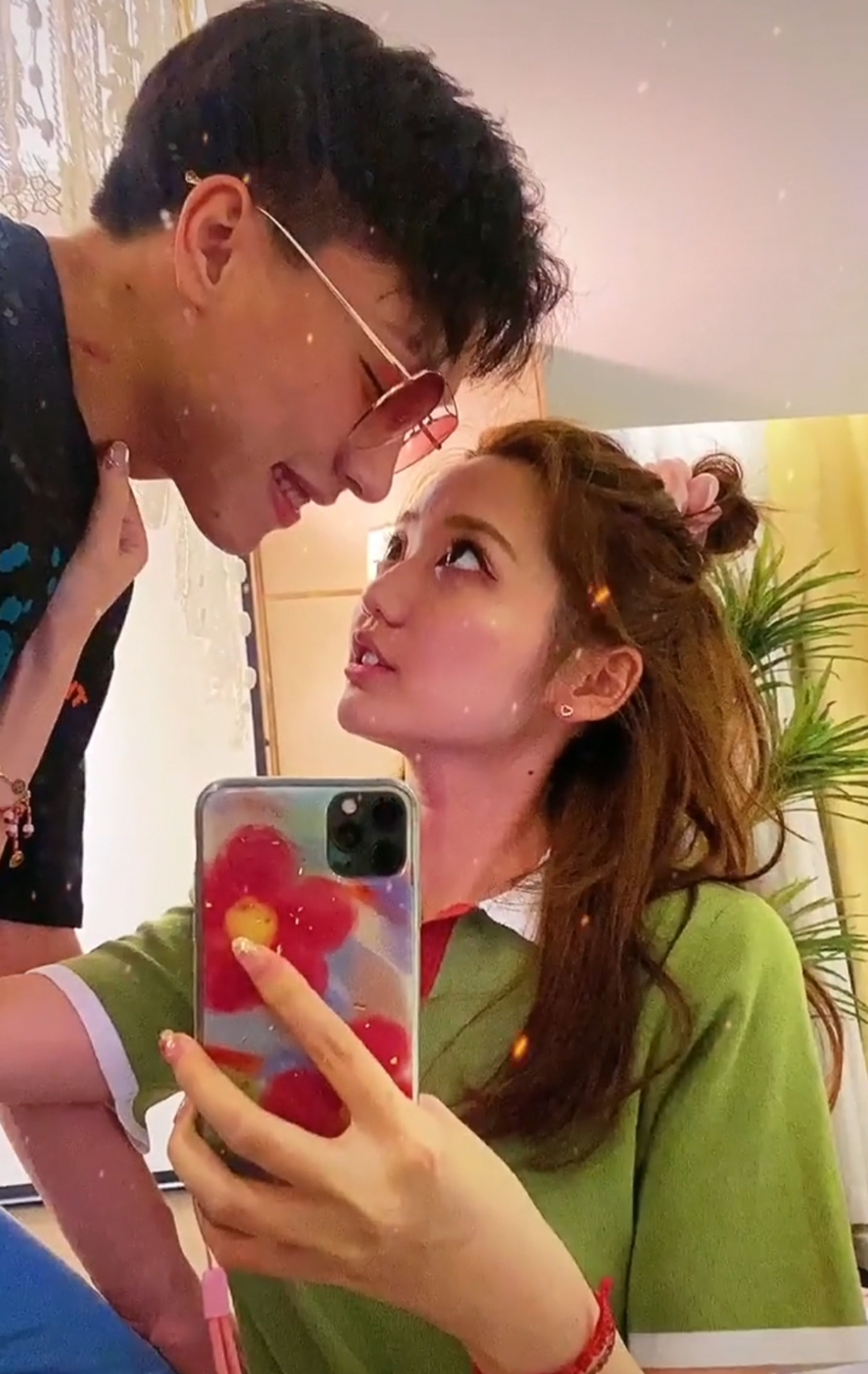 每张图里,这对小情侣几乎都是头靠头脸贴脸,种种细节说明他们已经相当