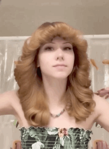 step2:拿出蹦迪的架势摇起来!把头发刷出蓬松感,同时发卷散开.