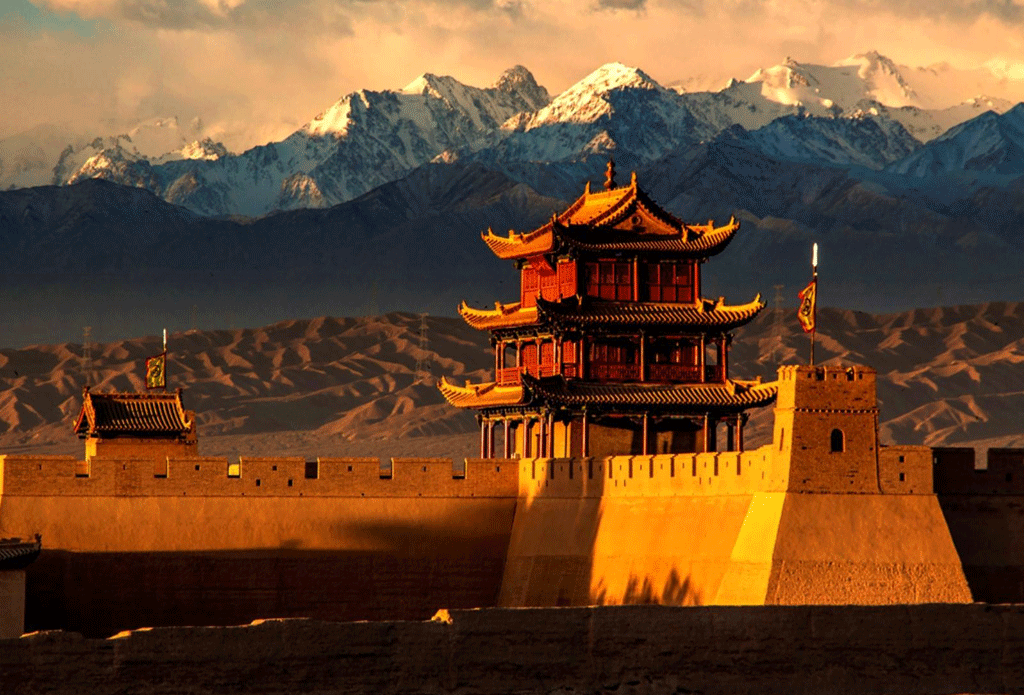 嘉峪关关城是在明朝洪武年间修建的,夹在祁连山和黑山之间,由内城,外