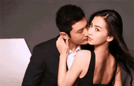 4月20日,有媒体拍到黄晓明 和angelababy 带着儿子小海绵到医院看病.